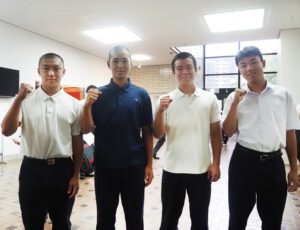 抽選会に臨んだ慶應義塾高校の谷明憲君、港北高校の川口春哉君、日大高校の濱地信之介君、武相高校の野崎琥太郎君（右より）（保土ケ谷公会堂）