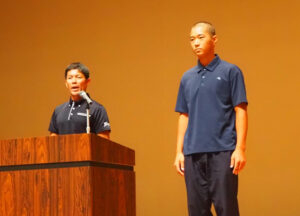 夏の大会ベスト8入りした日大高校はシード校として優位な位置となる、8枠の中での「1番」を引き当てた。部員数は53人。新チームは走塁と打撃に特徴があるといい、目の前の試合に「一戦必勝」で臨みたいと主将（キャプテン）で内野手としてショートを守る濱地くんは語る