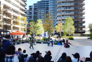 プラウドシティ日吉に登場した「やまがた愛の武将隊演武」。武将隊のファンの皆さんも多く来場していた