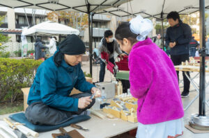 山形県米沢市の木彫工芸品「笹野一刀彫」の実演や絵付け体験、紅花染め体験といったワークショップのブースも設置される予定（ニュースリリースより）