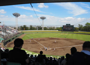 2回戦とは思えない好カードに多くの観客が来場していた