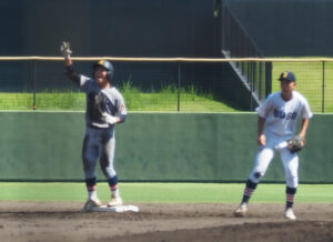 4回表2死、2点タイムリー2塁打を放ち喜びを表す大棒君。この日は3打数3安打の活躍を見せていた