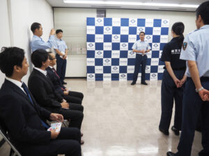 感謝の言葉を述べる長谷部署長。この日の贈呈式には救急隊員(右側)も出席。司会進行を務めた篠原消防出張所の野口拓海さん(左奥)をはじめとした若手職員が発案、企画やDVDの制作まで行ったとのこと