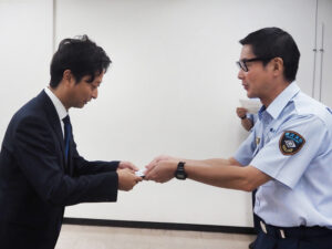 長谷部署長から直接DVDが手渡された