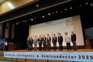 世界を代表する半導体メーカーの社長やAIの研究者、大学関係者らが同校を訪れた（5月30日）
