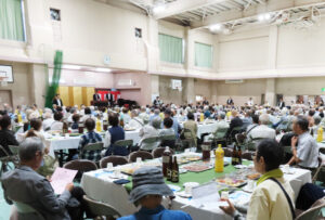竹下区長があいさつ。港北区13地区のうち、「連合自治会・町内会」単位での敬老祝賀会の開催は綱島地区が唯一だという