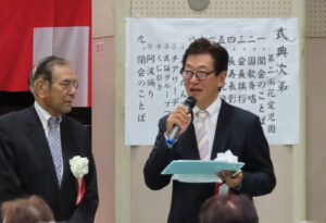 綱島温泉町自治会の猿渡功会長が全体の司会進行を初めて担当。左は綱島社協や綱島商店街の中森会長