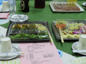 綱島地区の自治会・町内会会員で80歳以上であれば参加費用は無料。送迎車両を運行している自治会・町内会も。今回から初めて立食ではなく座席に着席してのスタイルで実施することになった