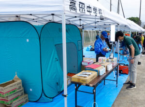 これまでは「校庭」で開催することがメインだったが昨年(2024年)も雨の影響で使用した体育館を中心に開催されることになった(2023年開催時、主催者提供)