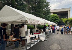 多くの模擬店も出店。新型コロナ禍を経て飲食ブースも躍動感を増している(2024年9月開催時、矢上祭実行委員会提供)