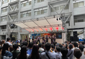 いつものキャンパスにステージが登場(2024年9月開催時、矢上祭実行委員会提供)