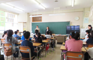 日吉ゆかりの弁護士・谷貝弓子さん（中央）が特別授業を担当。弁護士法人権田総合法律事務所（横須賀市久里浜）に着任したばかりだという弁護士の大場千賀さん（左）が見学に訪れていた回も