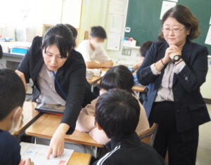 「いじめの強さ」についてグループで考える時間も。駒林小学校に着任して2年目だという稲垣聡子教諭（左）は「議論好き、考えを持っている子どもたちが多い」と受け持つ6年生クラスの特徴を語っていた
