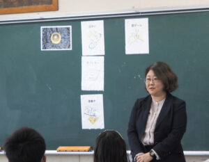 谷貝さんは実際にあった「エスカレート」していくいじめの事例を説明。「感じ方は人によって異なる」と、“心の水”が満杯になってしまうキャパシティは一人ひとりで違うことをわかりやすく伝えていた