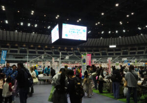 大型イベントでしか通常なかなか内部を歩くことができない「横浜アリーナ」。貴重な機会ということもあり、少しずつ来場者が増えていきます