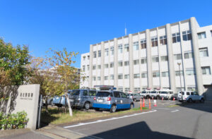 港北警察署は太尾新道沿い、環状2号線から約200mほどの場所にある。庁舎の周囲に浸水を防止するためのコンクリートの壁を設置、年明けから止水板を設置する作業を行う予定とのこと。この日も多くの警察車両や一般車両が出入りしていた(11月19日)