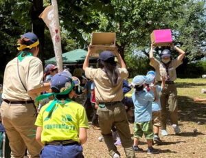 ボーイスカウトの狙いとする、野外で様々な特性を持つ少人数のグループの中でそれぞれが協力して活動する事で、1人では困難な事も仲間とともに経験し、徐々に出来る事を増やしていき、人の役に立つ喜びを学んでほしいとの思いのイベントとして行われるという（2025年5月開催時・大倉山公園、主催者提供）