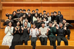 現在の所属メンバーは約30人。“温かな音色”ともいわれる木管楽器の魅力を和気あいあいと地域の人々にも伝えていく（主催者提供）