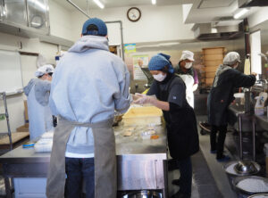 つきたて餅を使用しての「あんこ餅」や「きなこ餅」は同店での調理により提供される（2023年12月）