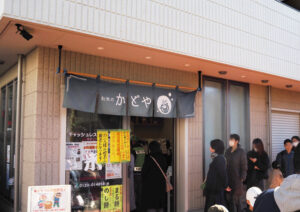 箕輪町3丁目の老舗店「お米のかどや」で行われる風物詩「つきたて餅の即売会」は多くの人々で賑わう（2023年12月）