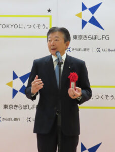 40年前に自身が城東支店で新入行員としてスタートした頃から街の変化を見てきたという渡邊頭取。マンション開発が進み街が変わる中、個人客対応に力を入れるため今回このラウンジを開設したと説明。このラウンジでは特にローン相談やデジタルバンキングに力を入れ、高齢者にもデジタルの世界を体験してもらう場として機能させたいと語っていた