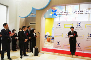 かつて創業者の祖父も城東支店のテープカットを行ったという、丸秀工機・3代目の関社長が「人々とデジタルつなぐきらぼしの夢をかなえる橋となりなむ」との短歌を披露し大きな拍手を受けていた