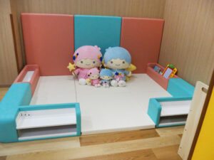 キッズスペースでは「リトルツインスターズのキキとララ」の人形も Ⓒ25 SANRIO CO., LTD. APPR. NO. L660294