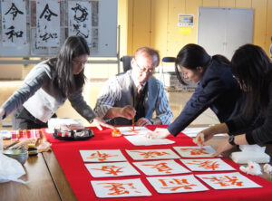 不足分の「朱書き」を行う茂住さん。鮮やかに筆を進めていた