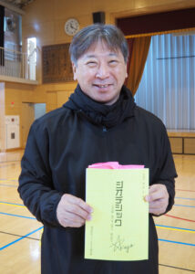 「星加屋潤一郎」名での作・演出も手掛ける総合監督として、また・美術や宣伝美術、出演も行ううちだ潤一郎さんは東京都出身、現在は大曽根在住。港北区を取材していくうちに移り住むことに。「みんなで1つのものを作り上げることが一番大切。チームワークはコミュニティであり、1つのカンパニーであるという、この意識を持って取り組んできました」と約20年にわたりステージを創り上げてきた想いを熱く語る（12月13日、日吉台小学校）