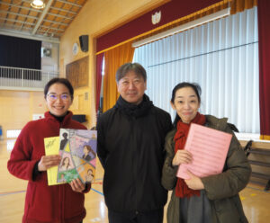 うちだ潤一郎さんを囲んで。演出助手・衣装を担当する小嶋佳代子さん（左）も劇団民藝に所属、当日キャストとしても出演する予定。歌唱指導を行う上田尋さん（右）は「楽曲を持ち帰っていただけるほど印象的なフレーズが多い作品に仕上がりました」と今回の作品の魅力を語る