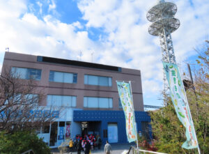 きのう（2025年）12月18日に都田西小学校（都筑区池辺町）の児童が来館、「鶴見川流域センター」の累計の来館者数は50万人を突破した