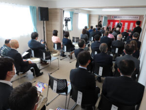 今年（2025年）3月27日に行われた「開所式」では2階の会議室3部屋をつなげてステージ部分が設けられていた