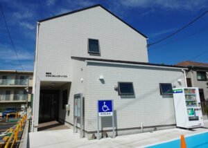 「横浜市たかたコミュニティハウス（高田コミハ）」は地下鉄グリーンライン高田駅から徒歩約5分の高田東3丁目に、今年（2025年）4月1日にオープンしたばかり。施設不具合により8月6日～9月11日に臨時休館を行う事態にも見舞われた（2025年10月）