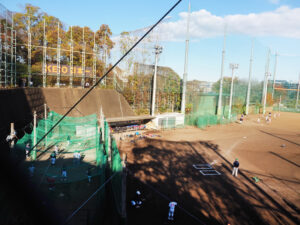 この日は多くの保護者や関係者がスタンドから見学し子どもたちを激励。「50周年」を契機に新しく生まれた慶應義塾大学と港北区周辺の子どもたちの交流シーンが長く続くようにと祈りたい