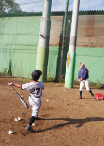 バドミントンの羽根を使用したバッティング練習のシーン