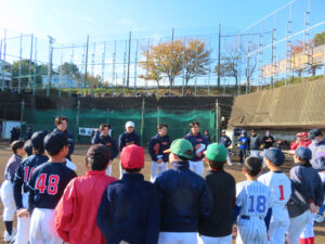 6つのグループに分かれて後、まずは「自己紹介」から練習がスタート