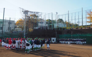 港北区少年野球連盟50周年を記念し初めて慶應義塾日吉台球場で開催された「少年野球教室」の開会式。金子会長が「何か1つでも持ち帰れるように」とあいさつを行った（12月7日）</small>