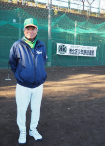 港北区少年野球連盟の金子会長は新羽ホークス代表・総監督として長年活動に尽力。「頑張る君がいるから 僕がいる」との仲間やチームワークの大切さを記した横断幕は創立30周年記念の際に作られたという
