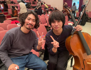 横浜市出身の指揮者・松村優吾さん（左）と神奈川フィルの若手チェリスト・鈴木海市さん（同団提供）