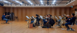 全体での合奏の他、弦と管にわかれての「分奏」をセンター北に新しくできたボッシュホールのリハ―サル室で行う様子（都筑区民文化センター「ボッシュホール」のリハ―サル室にて、同団提供）