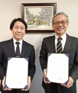 先月(2025年)11月19日に挙行された「高大連携協定締結式」に臨んだ明治学院大学の岡明秀忠副学長(右)と新羽高校の勝股正校長(同大学白金キャンパス・同高校サイト)