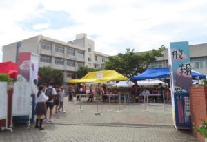 新羽高校は1977(昭和52)1月創立、同4月の開校から来年度(2026年度)に50周年を迎える(飛翔祭、2024年9月)