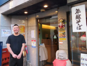 1975（昭和50）年3月に創業50周年を迎えた「たつ吉グループ」の人気店「そば処たつ吉」店長の鶴田さんは秋田県出身。「勤務開始して13年、1児のパパになりました」と結婚、家庭環境の変化もあったと半生を振り返る