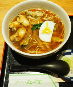 ふっくら牡蠣（かき）と長ねぎが好相性。アクセントに柚子を添えた「かき南蛮そば（写真）・うどん」（1500円）も冬場の人気メニューに