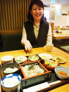 「大晦日の日は店内飲食も好評を博してます」と社長で女将の島名貴子さん。グループ創業50周年を祝う社員と家族を招いた記念行事を横浜市内のホテル内レストランで行い、社員と家族に感謝の想いを伝えたと語る