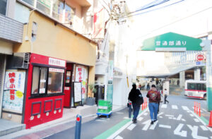 「一方通行化」した日吉普通部通り沿いにある「中国名菜龍華」も既に年内の営業を終了。新年（2026年）は1月2日（金）から営業をスタートする