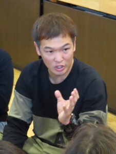 いかに成功に近づくかを「作戦会議」。久光さんは真剣な表情でアドバイスを行っていた