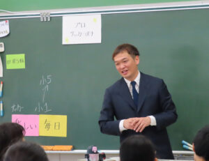 久光さんはスーツに身を包み教室に登場。幼少期にサッカーを始めた頃からのエピソードを子どもたちに優しく語りかけていた