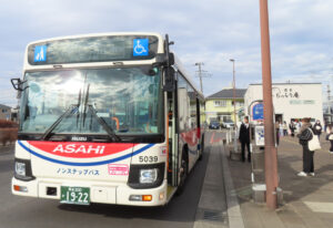 公共交通機関でアクセスの場合は、東武伊勢崎線と秩父鉄道の「羽生駅」西口(写真)から路線バス「イオンモール羽生」行き(約15~20分)でのアクセスが便利