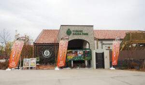 先月(2025年)11月30日にイオンモール羽生(埼玉県羽生市)内にオープンした「ユブネサウナパーク(YUBUNE SAUNA PARK)」。日吉企業の株式会社グリーンクロスがレストラン部門を受託運営、埼玉県に初進出した